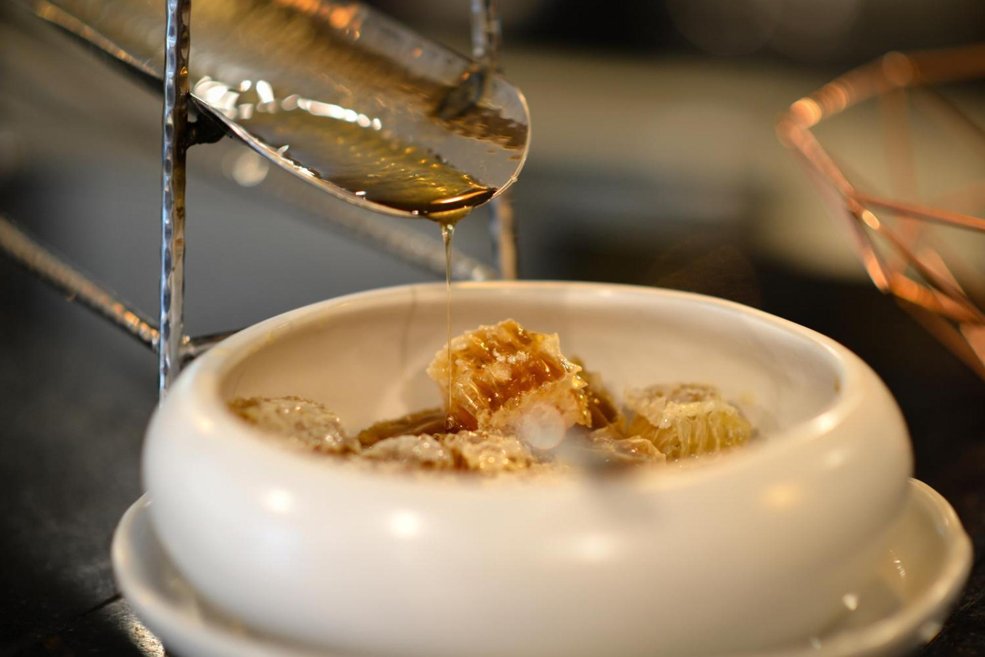 Villa De Pranakorn - Relais&Châteaux Banguecoque Exterior foto Honeycomb being drizzled with honey